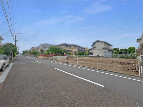 前面道路含む現地（物件：右側）