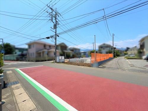 前面道路含む全体写真（北東側から撮影）