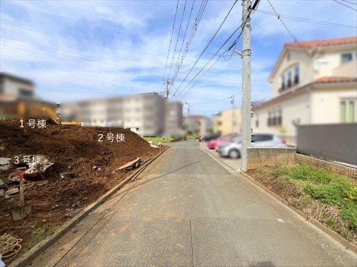 北東側前面道路（物件：左）