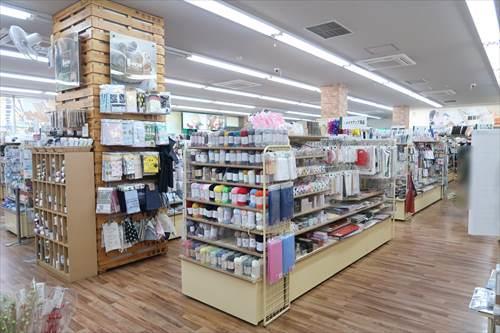 Seria生活良品岡津店まで560m