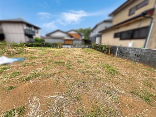 現地（右）（2025年9月撮影）