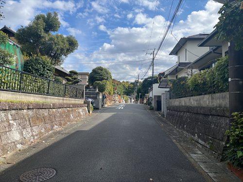 前面道路（2025年11月撮影）