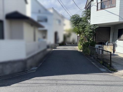 南西側前面道路（2025年10月撮影）