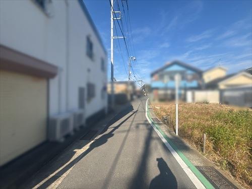 西側前面道路（2025年12月撮影）