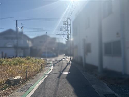 西側前面道路（2025年12月撮影）