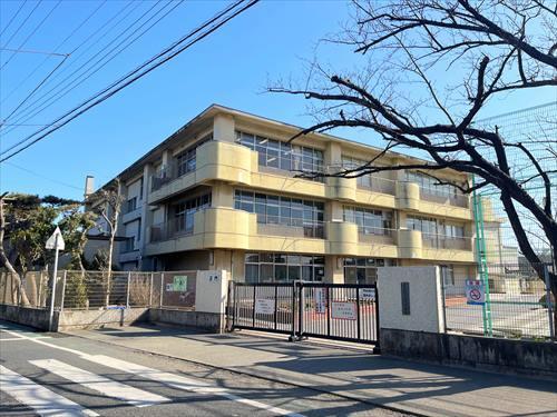 藤沢市立鵠洋小学校まで390m