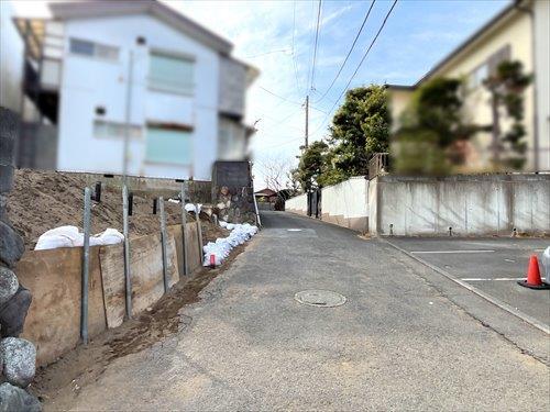 北西側前面道路（2026年2月撮影）