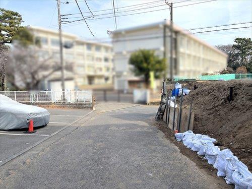 北西側前面道路（2026年2月撮影）