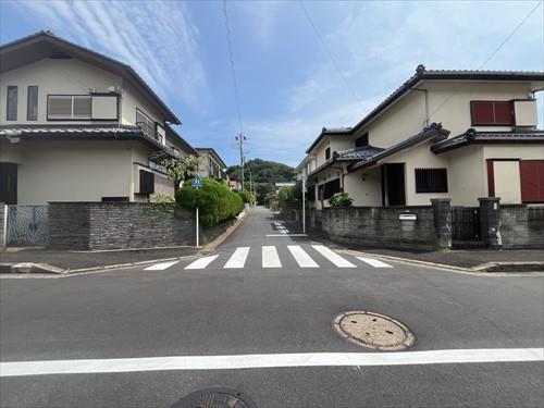 南西側前面道路（2025年8月撮影）