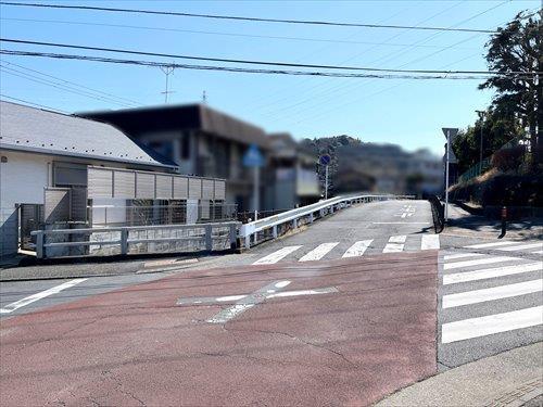 川向かいの南西側道路