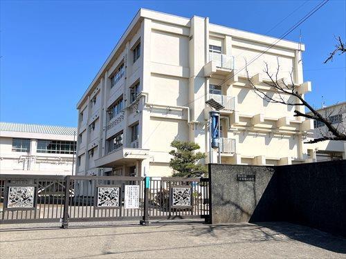 茅ヶ崎市立小和田小学校まで90m