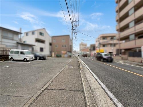 前面道路含む現地写真（物件：左）