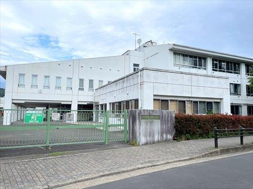 大磯町立国府小学校まで1290m