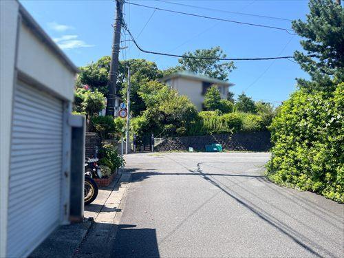 北西側前面道路