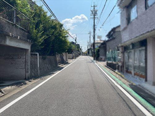 前面道路(2024年10月撮影)