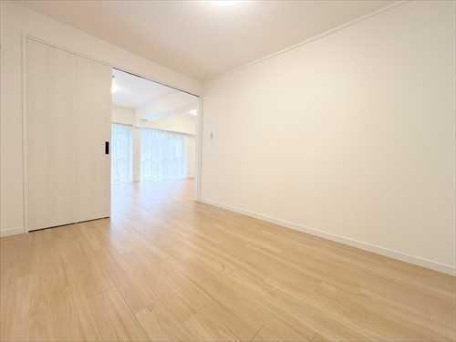 南側洋室（約6帖）