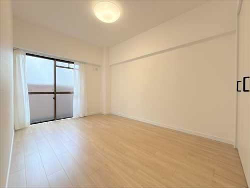 北側洋室（約6帖）