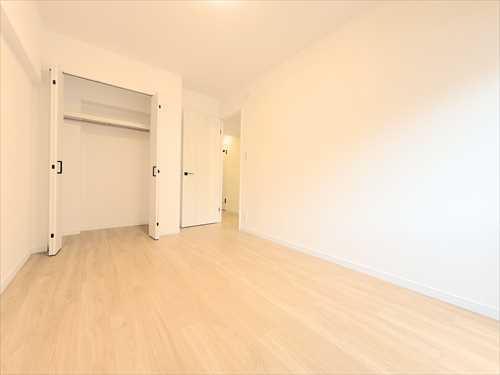 北側洋室（約6帖）