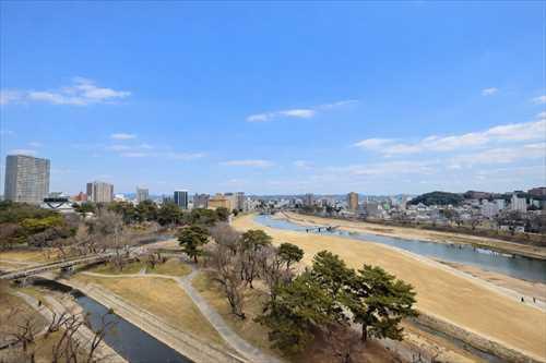 東側バルコニーから撮影：岡崎城・乙川