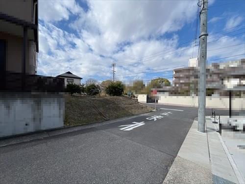 北東側前面道路（令和8年2月撮影）