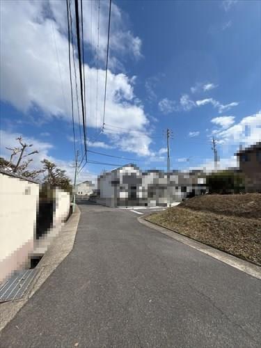 北西側前面道路（令和8年2月撮影）