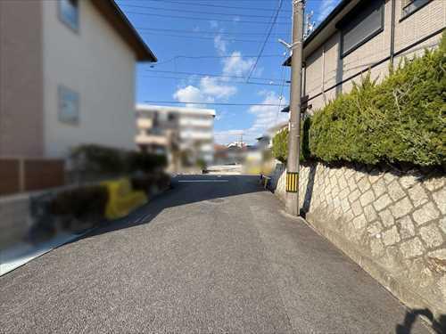 西側前面道路（2026年2月撮影）