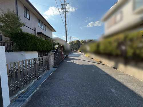 北西側前面道路（2026年2月撮影）