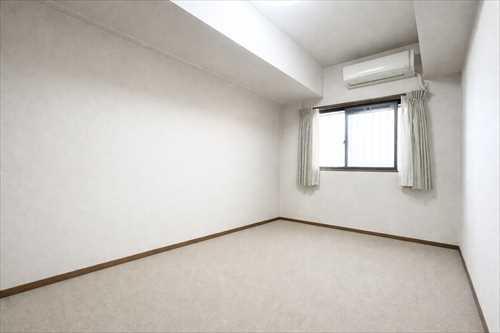 西側洋室（約6帖）