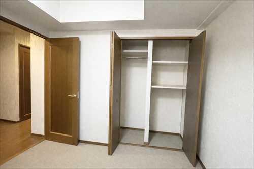 西側洋室（約6帖）