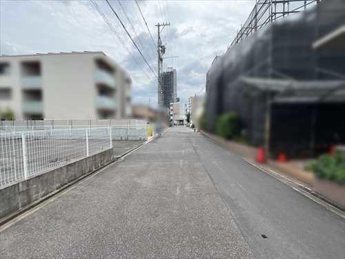 前面道路(西から)