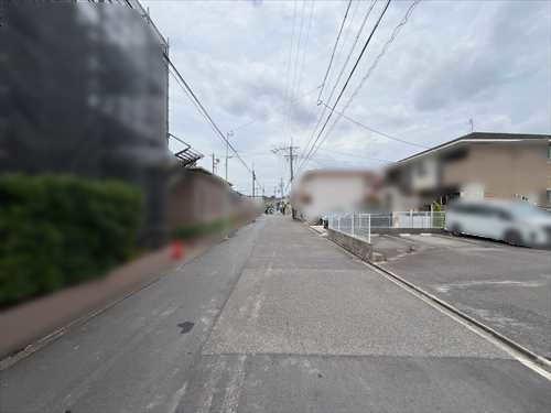 前面道路(東から)
