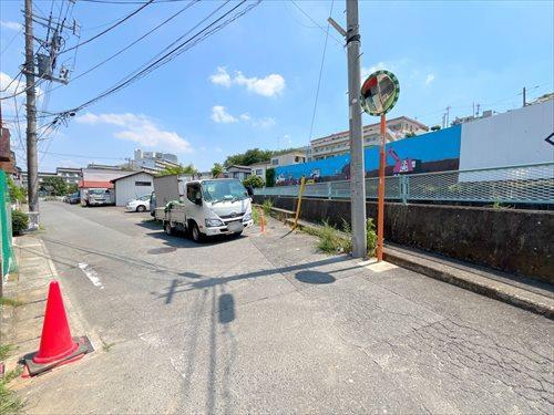 現地側から前面道路(2025年7月撮影)