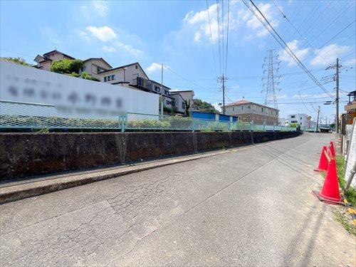 現地側から前面道路(2025年7月撮影)