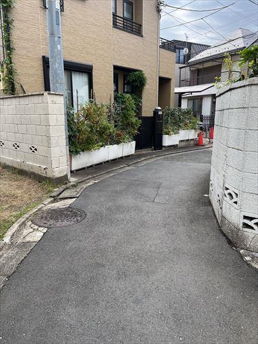 前面道路(2025年10月撮影)