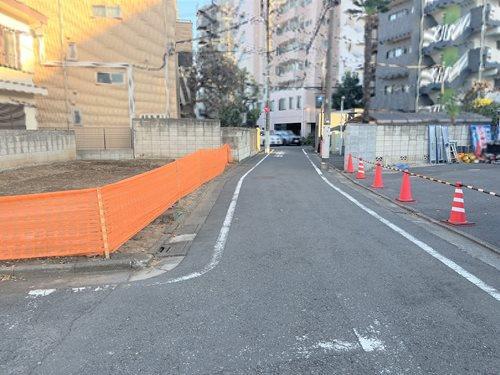 西側前面道路2025年12月撮影）