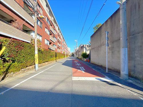 前面道路(2025年12月撮影)