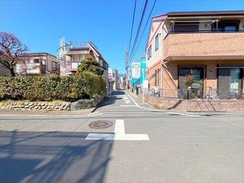現地側から前面道路(2026年3月撮影)