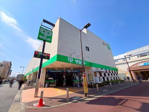 サミットストア喜多見駅前店まで570m