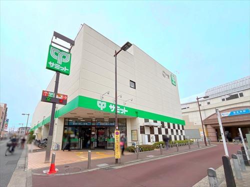 サミットストア喜多見駅前店まで570m