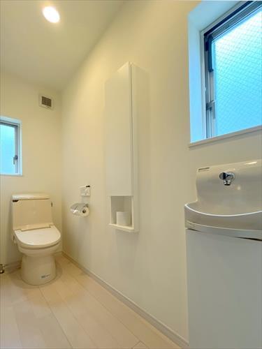 1階　トイレ(温水便座付き)