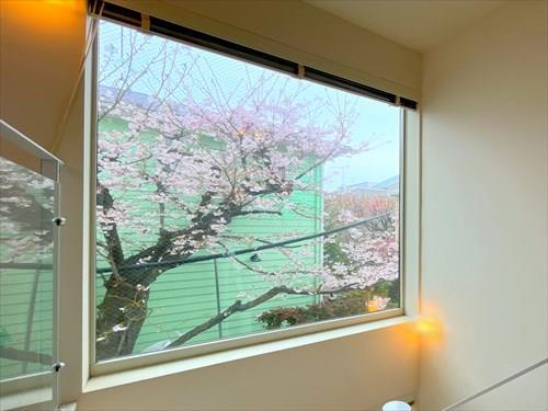 2階　階段窓からの眺望