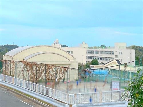 横浜市立山内中学校まで650m