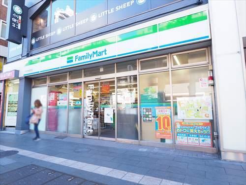 ファミリーマート六本木駅前店まで230m