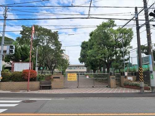 横浜市立根岸小学校まで450m