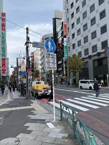 北東側前面道路（新宿通り）