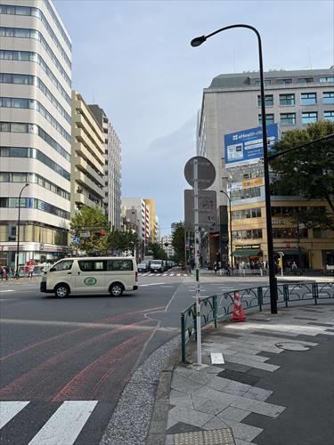 北東側前面道路（新宿通り）