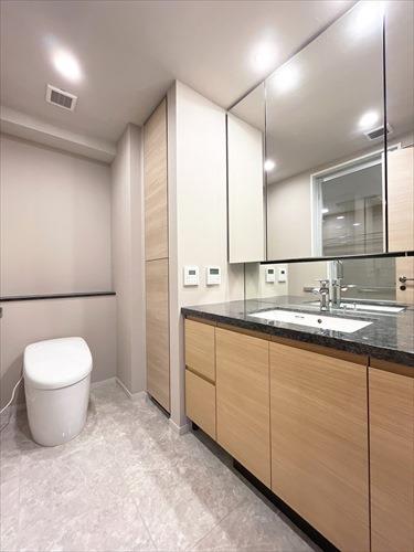 洗面所（洋室約15.2帖側）