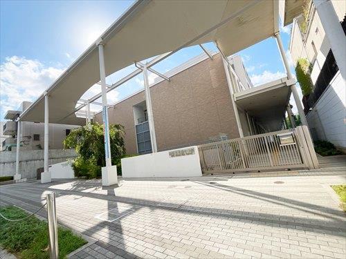 港区立三田中学校(350m)