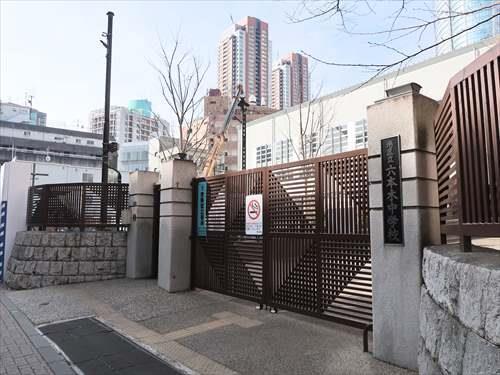 港区立六本木中学校まで720m