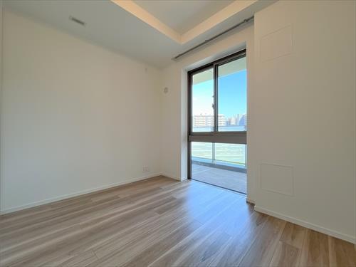 バルコニー側洋室